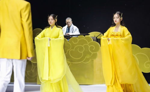 巴黎時裝不算什么,當中國漢服走上國際時裝周,外國人都被驚艷了 素錦青衫